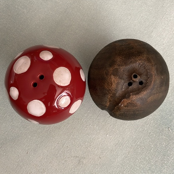 Vintage Mushroom Salt and Pepper Shaker - Picture 13 of 16